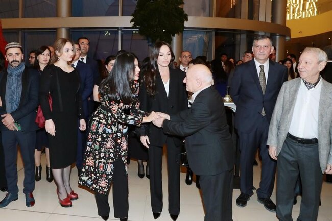 Mehriban Əliyeva Saida Mirziyoyeva ilə sərgi açılışında - Fotolar
