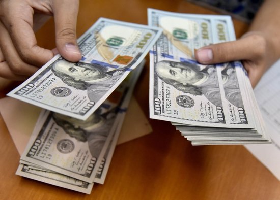 Reuters: Dollar start götürdü , sürətlə bahalaşır