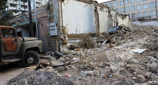 Bakının mərkəzində sakinləri zorla evlərindən çıxarırlar – FOTO + VİDEO