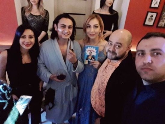 Azərbaycanlı yazar cibində qadın alt paltarı olan hamam geyimində təqdimatda – SOSİAL ŞƏBƏKƏ "PARTLADI"+18 FOTOLAR