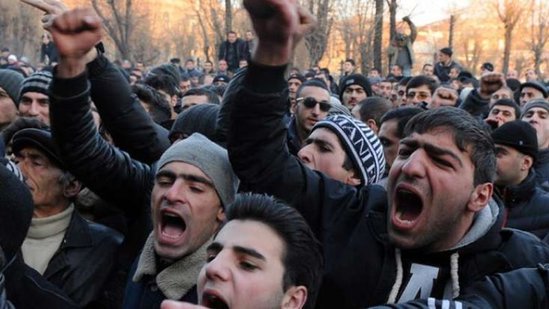 Etirazçılar Sarkisyanın qərargahına doğru irəliləyir – İrəvanda ÇAXNAŞMA - FOTO