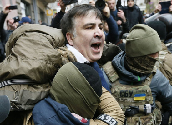 Tərəfdarları avtobusun qapısını sındırıb Saakaşvilini azad etdi - FOTO - VİDEO