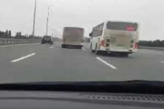 Aeroport yolunda içi sərnişinlə dolu iki avtobusun ölüm yarışı – VİDEO