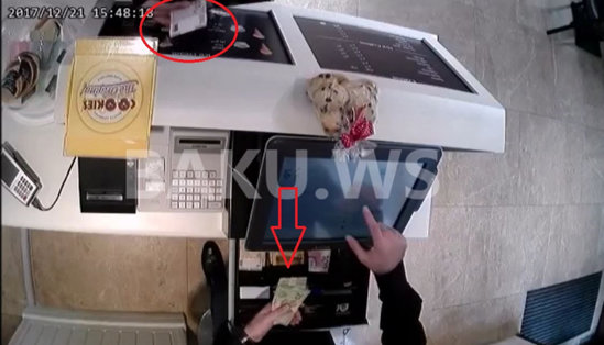 Bakıda mağazada inanılmaz fırıldaq - satıcının başını qatıb pulunu aldı (VİDEO)