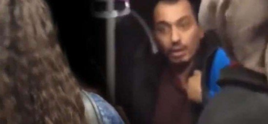 Metroda öpüşən sevgililərə "əxlaq keşikçisi" belə müdaxilə etdi - VİDEO