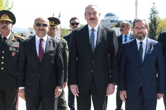 Prezident Ankarada Heydər Əliyevin abidəsini ziyarət etdi