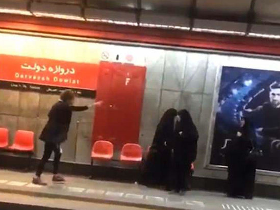 "Hicabsızam, özüm bilərəm! Rədd olun!" - İranlı qadın polisləri təpiklədi - VİDEO