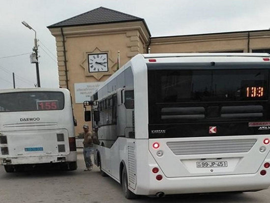 Daşıyıcıya əsəbləşdi, sərnişinləri yarıyolda avtobusdan enməyə məcbur etdi - Qanunsuzluq