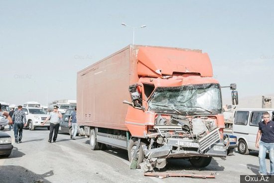 Bakıda avtobus "Kamaz"la toqquşdu: Ölən və yaralananlar var - FOTOLAR - YENİLƏNİB