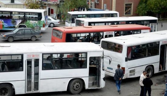 Bakıda avtobusda insident: Sərnişin sürücünü döydü