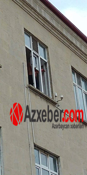 Bakıda vətəndaş soyunub "Qaçqınkom"un binasına çıxdı: özümü atacam- FOTO+VİDEO