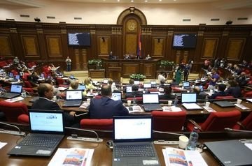 Ermənistan parlamenti Azərbaycana müharibə elan etdi