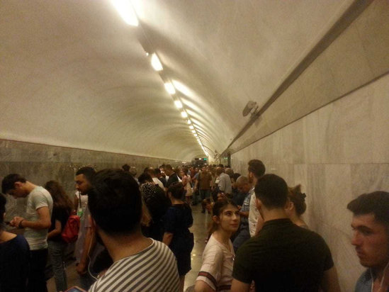 Bakı metrosunda QORXULU ANLAR: Qatar tuneldə qaldı
