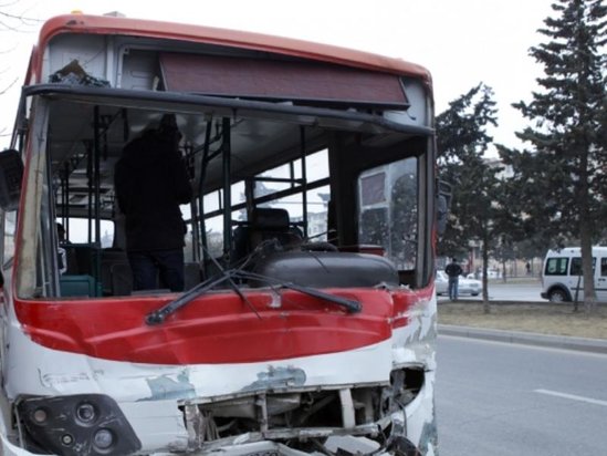 Azərbaycanda ağır qəza - avtobus "Kamaz"la toqquşdu: 15 yaralı - YENİLƏNİB