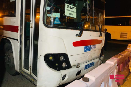 Bakıda DƏHŞƏT: Motosiklet avtobusla toqquşdu - xəsarət alan VAR