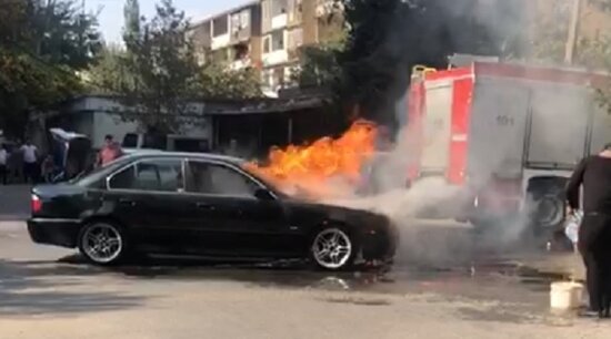 Bakıda BMW küçənin ortasında yandı — VİDEO