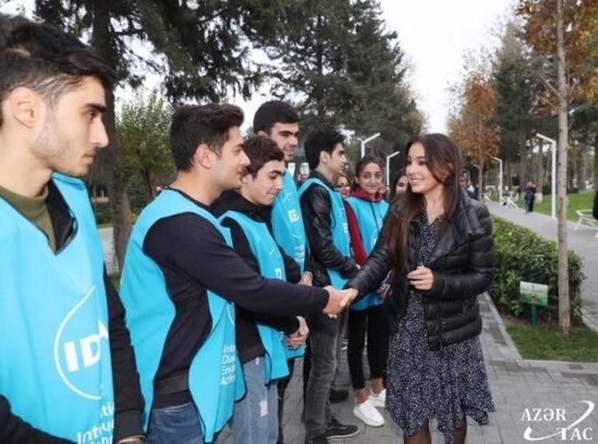 Leyla Əliyevanın iştirakı ilə Atatürk parkına 10 tutuquşu buraxıldı - FOTOLAR