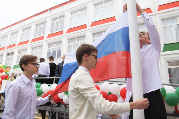 Rusiyada dövlət bayrağının asılması bütün təhsil müəssilərində məcburi oldu