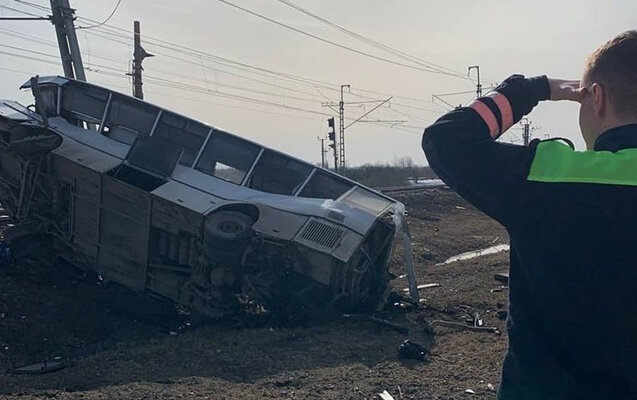 Rusiyada avtobus sürət qatarı ilə toqquşdu - 8 ölü