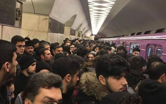 Metroda problem - Sərnişinlər "28 May"da düşürüldü