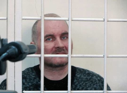 Məzardan qız meyitlərini çıxararaq oyuncaq düzəldən manyakın tükürpədən fotoları...