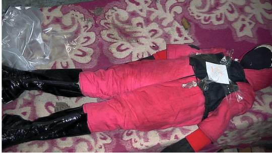 Məzardan qız meyitlərini çıxararaq oyuncaq düzəldən manyakın tükürpədən fotoları...