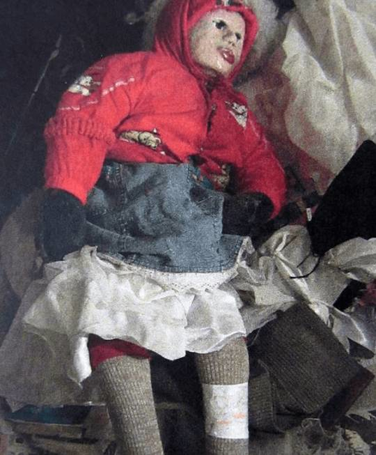 Məzardan qız meyitlərini çıxararaq oyuncaq düzəldən manyakın tükürpədən fotoları...