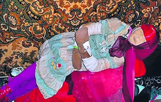 Məzardan qız meyitlərini çıxararaq oyuncaq düzəldən manyakın tükürpədən fotoları...