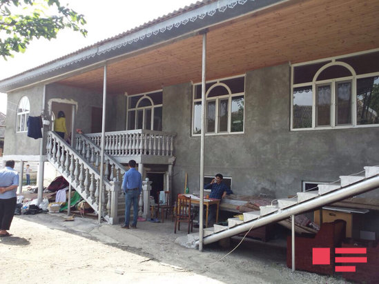 Azərbaycanda QƏRİBƏ OLAY: bu evdə hər şey öz-özünə alışıb yanır - FOTOLAR