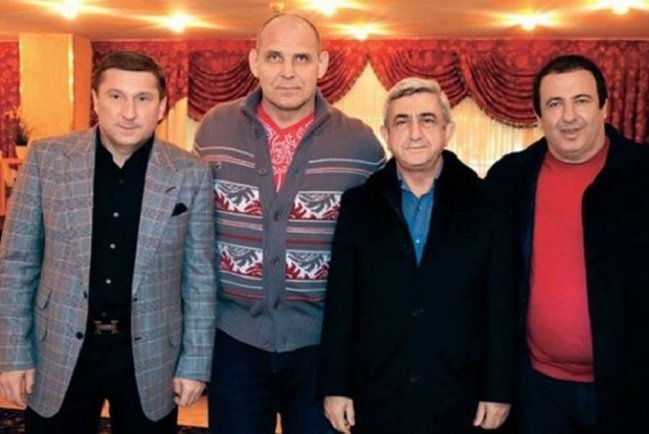 Sarkisyan kriminal avtoritetlərlə oturub-durur - ŞOK FOTO