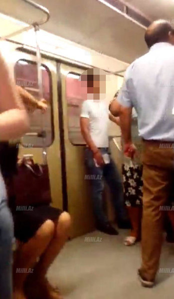Bakı metrosunda BİABIRÇILIQ: oğlan anası yaşında qadına görün nə etdi - FOTO