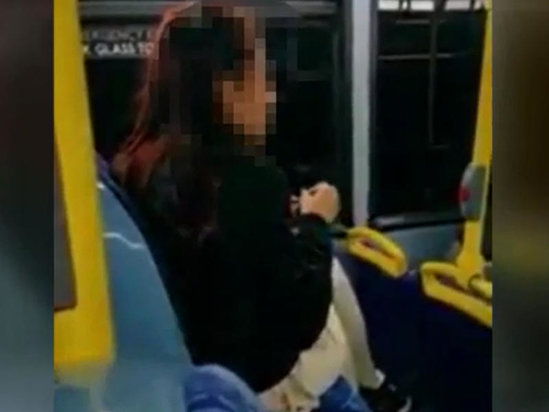 Avtobusda tərbiyəsizlik edən qızın bu videosu REKORD QIRIR - VİDEO