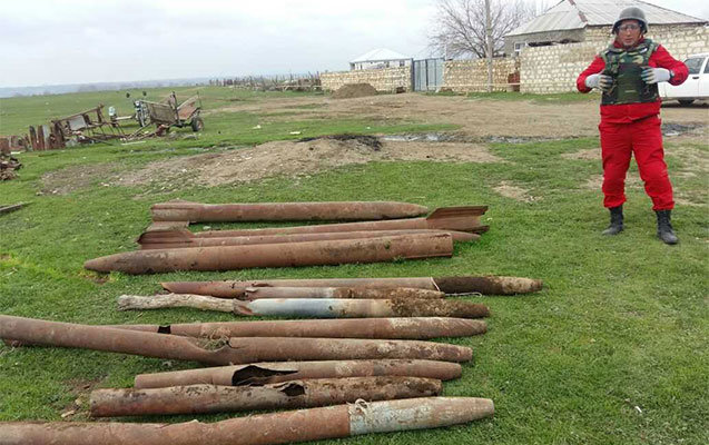 Ağstafada 25 ildir "stolba" kimi istifadə olunan turba "raket bombası" çıxdı - FOTOLAR