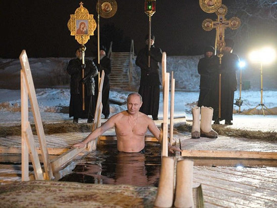 Putin buzlu suda çimdi - VİDEO - FOTO