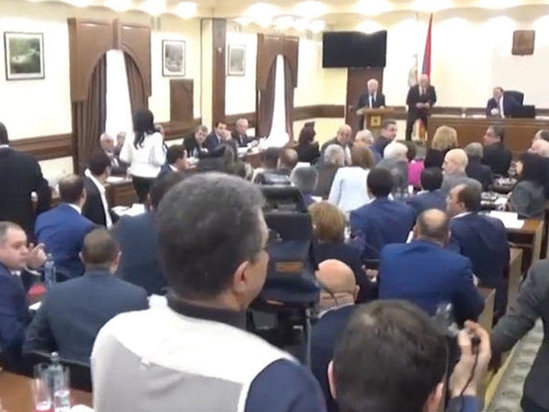 Yerevanda deputatlar dava etdilər - Bankaya görə - VİDEO