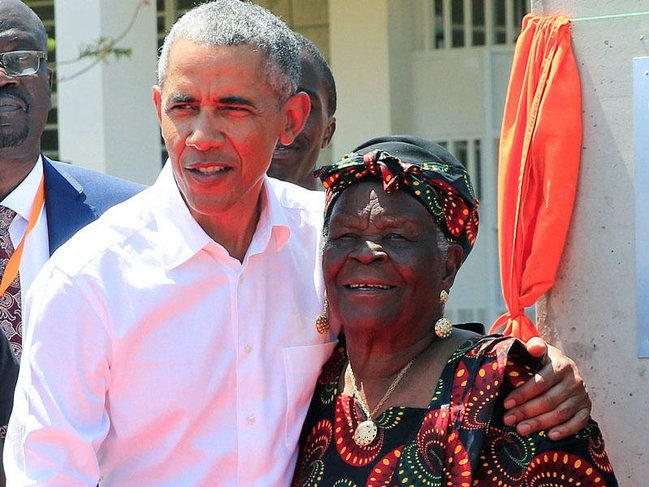 Barak Obama qohumlarının yanına getdi, nənəsi ilə rəqs etdi - VİDEO