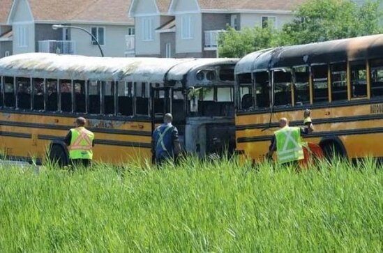 DƏHŞƏTLİ OLAY : Məktəbliləri aparan 2 avtobus YANDI - FOTO