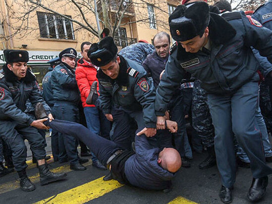 Yerevanda etirazçılar döyüldü, saxlanılanlar var - FOTO