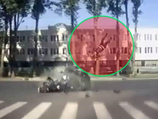 "KİA" ilə toqquşan motosikletli havada "uçdu": kaskası sayəsində sağ qaldı - VİDEO