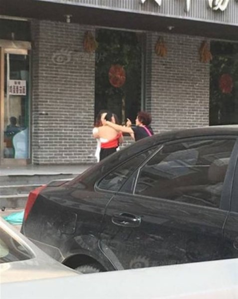 Xəyanətə uğrayan qadın intiqamını GÖRÜN NECƏ ALDI - FOTOLAR