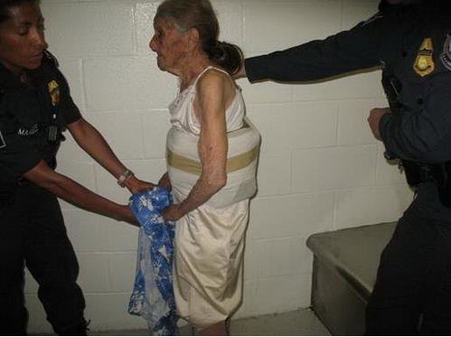 94 yaşlı qadının üzərindən çıxanlar polisi təəccübləndirdi - FOTOLAR