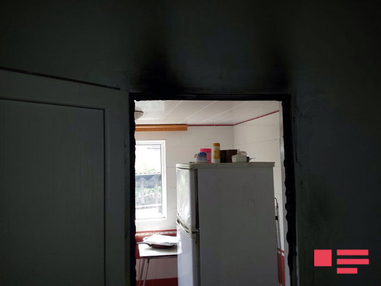 Azərbaycanda QƏRİBƏ OLAY: bu evdə hər şey öz-özünə alışıb yanır - FOTOLAR