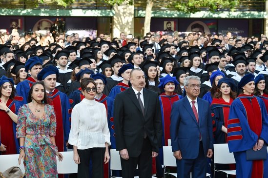 Heydər Əliyev diplom aldı - prezident ailəsinin məzun günündən FOTOLARI