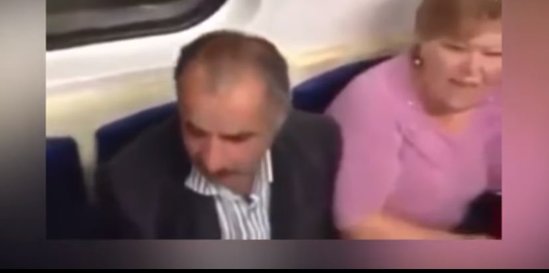 Bakı metrosunda BİABIRÇILIQ - Hər kəs bu kişi ilə qadının hərəkətindən danışır - VİDEO