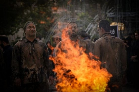 Qeyri-adi Aşura mərasimi: palçıqlı suya girir, palçıq sürtürlər - FOTOLAR