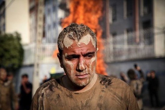 Qeyri-adi Aşura mərasimi: palçıqlı suya girir, palçıq sürtürlər - FOTOLAR