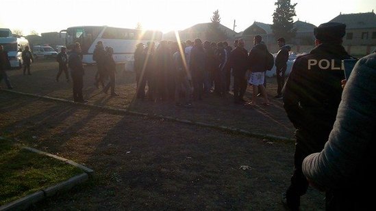Azarkeşlərlə futbolçular arasında qalmaqal - Stadionda su tapılmadı