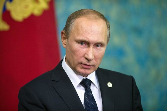 Putin məmurların və özünün maaşını azaltdı