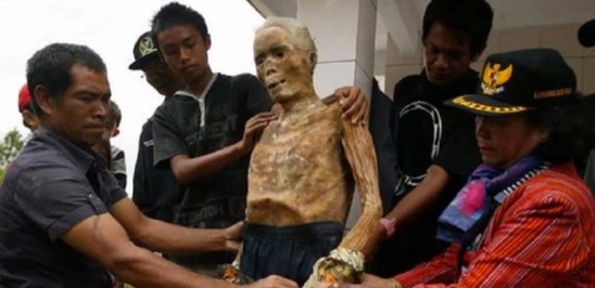 ŞOK! Ölüləri qəbirdən çıxarıb... - QANDONDURAN FOTOLAR