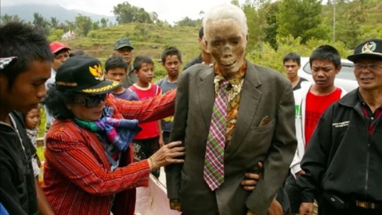 ŞOK! Ölüləri qəbirdən çıxarıb... - QANDONDURAN FOTOLAR